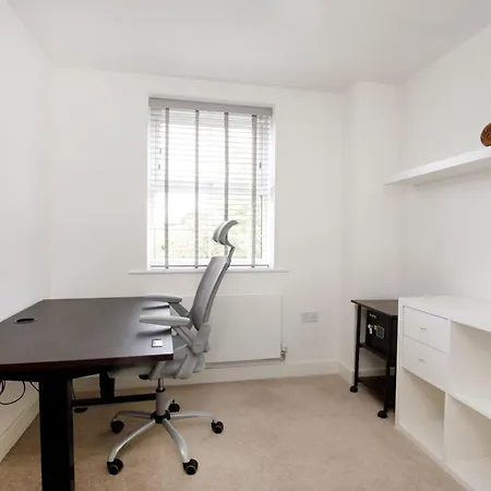 Mount Vale 4 Bedroom Luxury & Free Parking