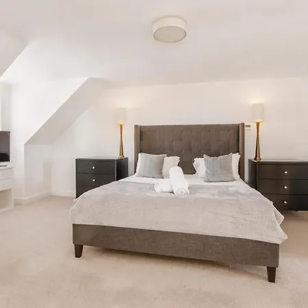 Mount Vale 4 Bedroom Luxury & Free Parking Holiday home *