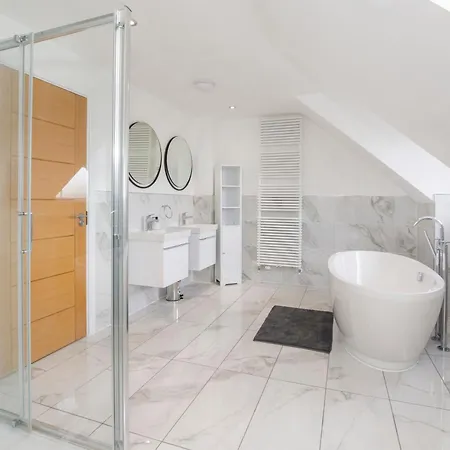 Mount Vale 4 Bedroom Luxury & Free Parking Holiday home