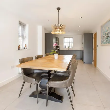 Mount Vale 4 Bedroom Luxury & Free Parking *