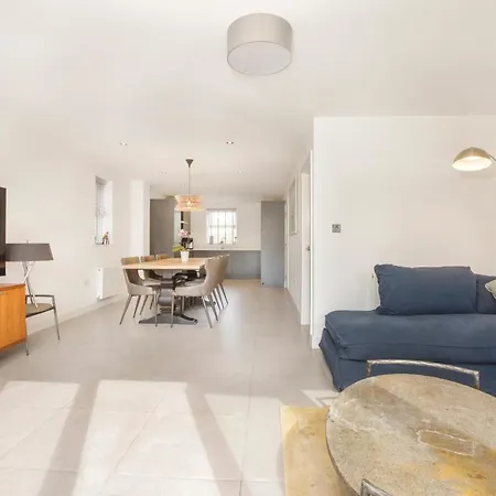 Mount Vale 4 Bedroom Luxury & Free Parking *