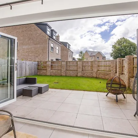 Mount Vale 4 Bedroom Luxury & Free Parking *