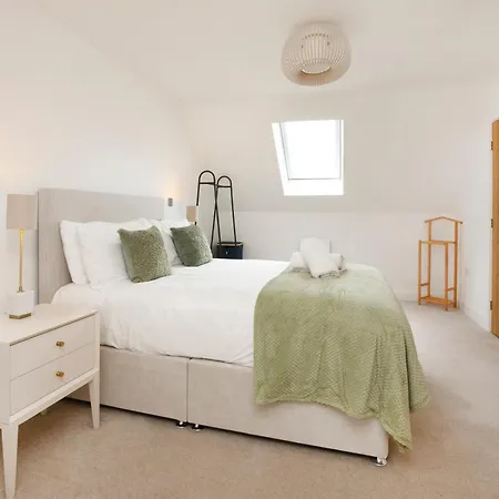 Mount Vale 4 Bedroom Luxury & Free Parking Holiday home *