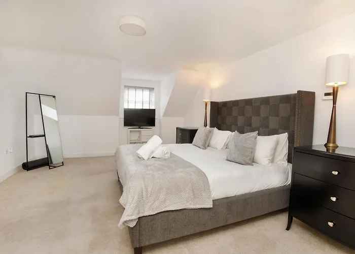 Mount Vale 4 Bedroom Luxury & Free Parking Holiday home *