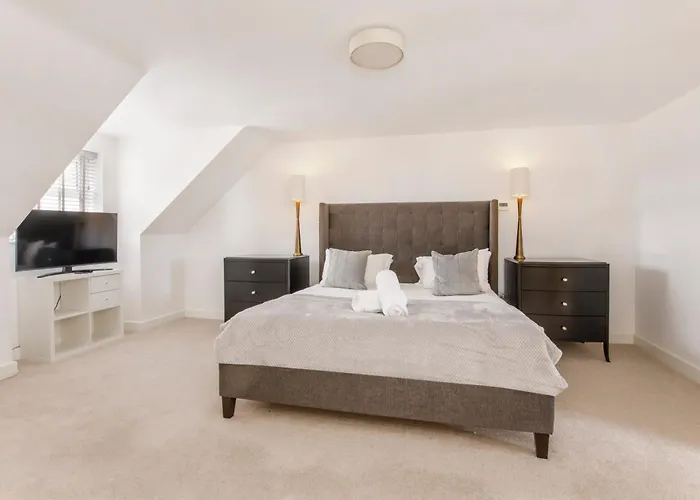 Mount Vale 4 Bedroom Luxury & Free Parking Holiday home *