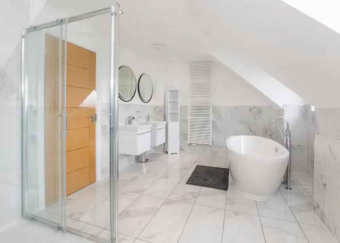 Mount Vale 4 Bedroom Luxury & Free Parking Holiday home