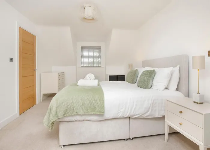 Mount Vale 4 Bedroom Luxury & Free Parking Holiday home *