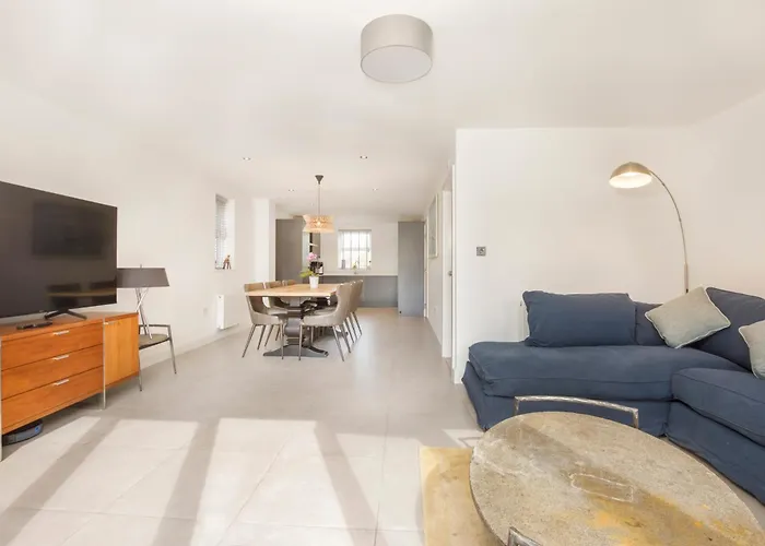 Mount Vale 4 Bedroom Luxury & Free Parking *