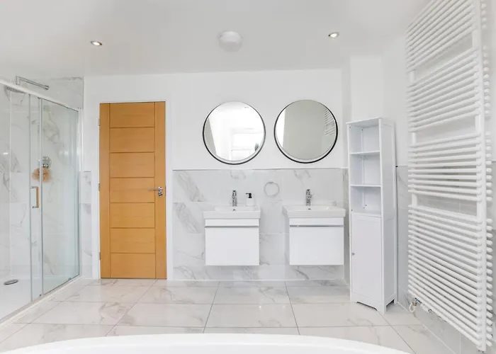 Mount Vale 4 Bedroom Luxury & Free Parking