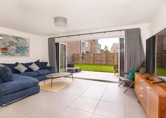 Mount Vale 4 Bedroom Luxury & Free Parking