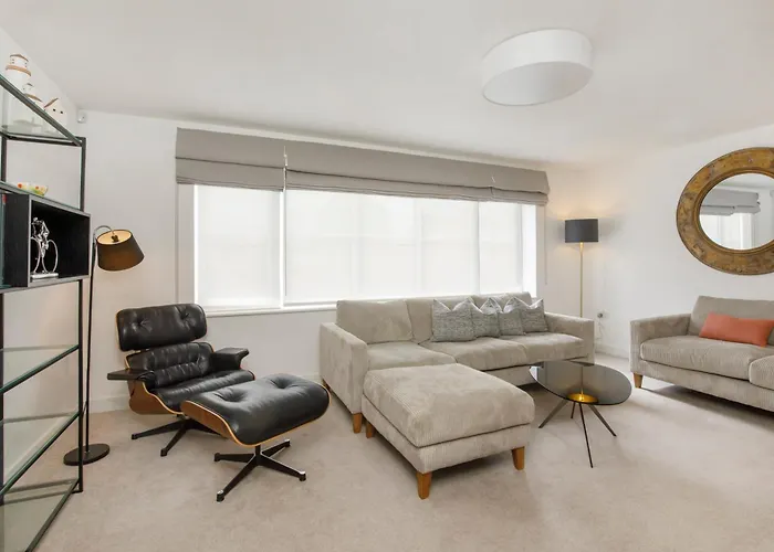 Mount Vale 4 Bedroom Luxury & Free Parking Holiday home *