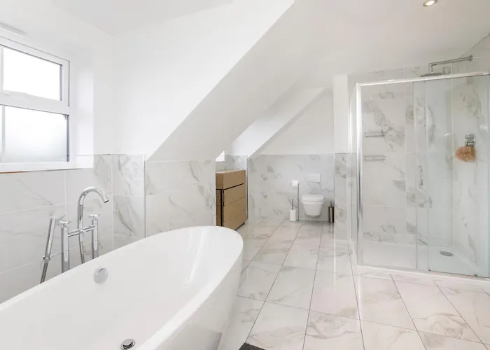 Mount Vale 4 Bedroom Luxury & Free Parking Holiday home