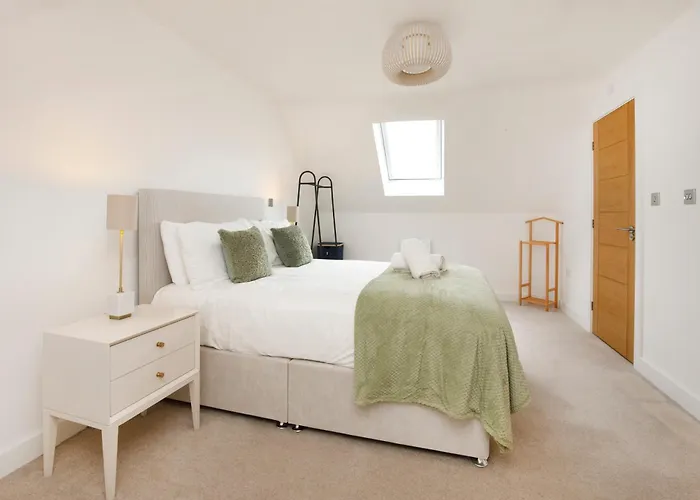 Mount Vale 4 Bedroom Luxury & Free Parking Holiday home *