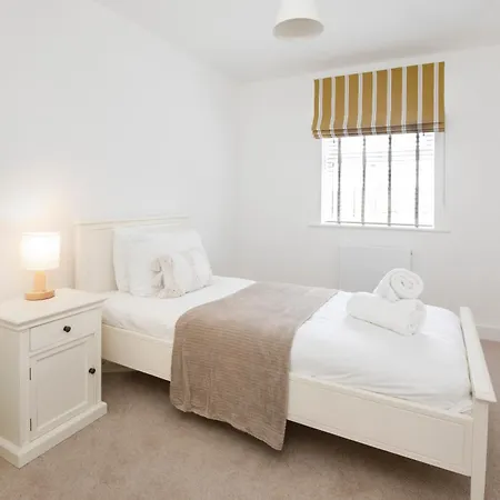 Mount Vale 4 Bedroom Luxury & Free Parking *