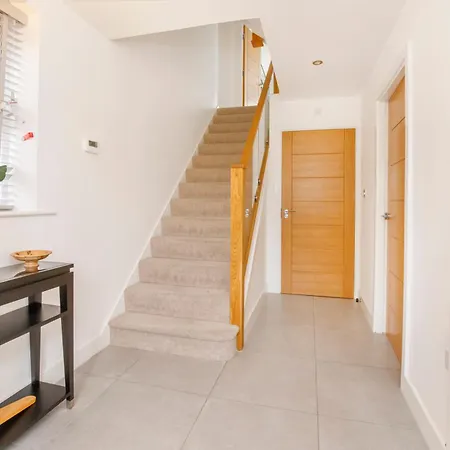 Mount Vale 4 Bedroom Luxury & Free Parking *