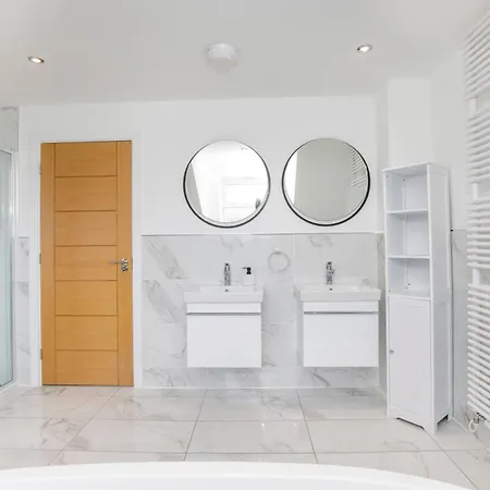 Mount Vale 4 Bedroom Luxury & Free Parking