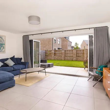 Mount Vale 4 Bedroom Luxury & Free Parking