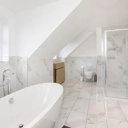 Mount Vale 4 Bedroom Luxury & Free Parking 別荘